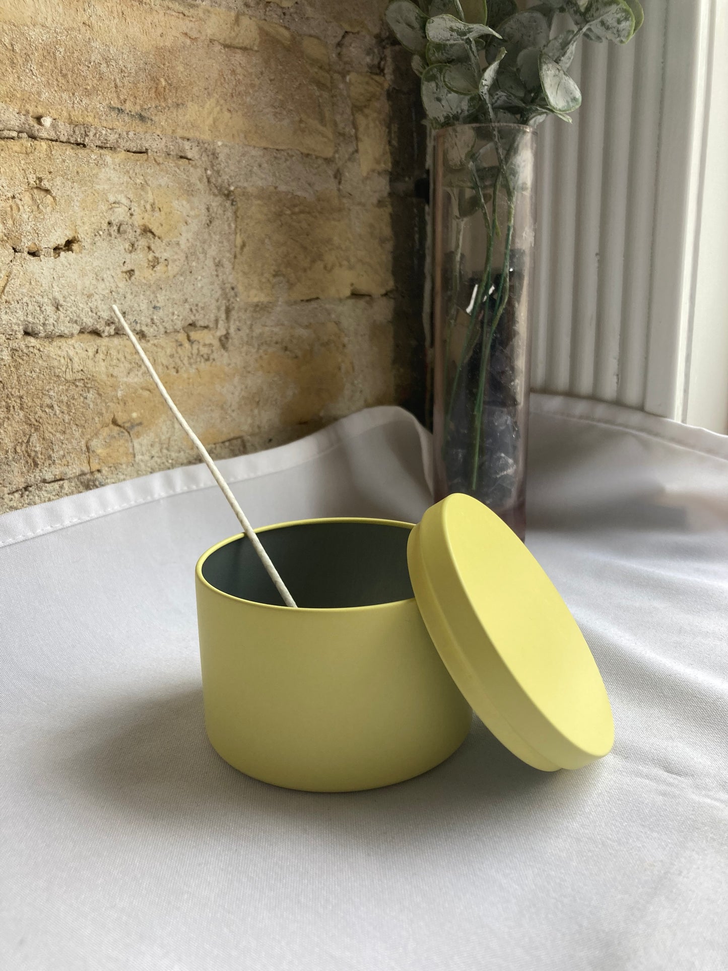 Spring chick 8oz tin