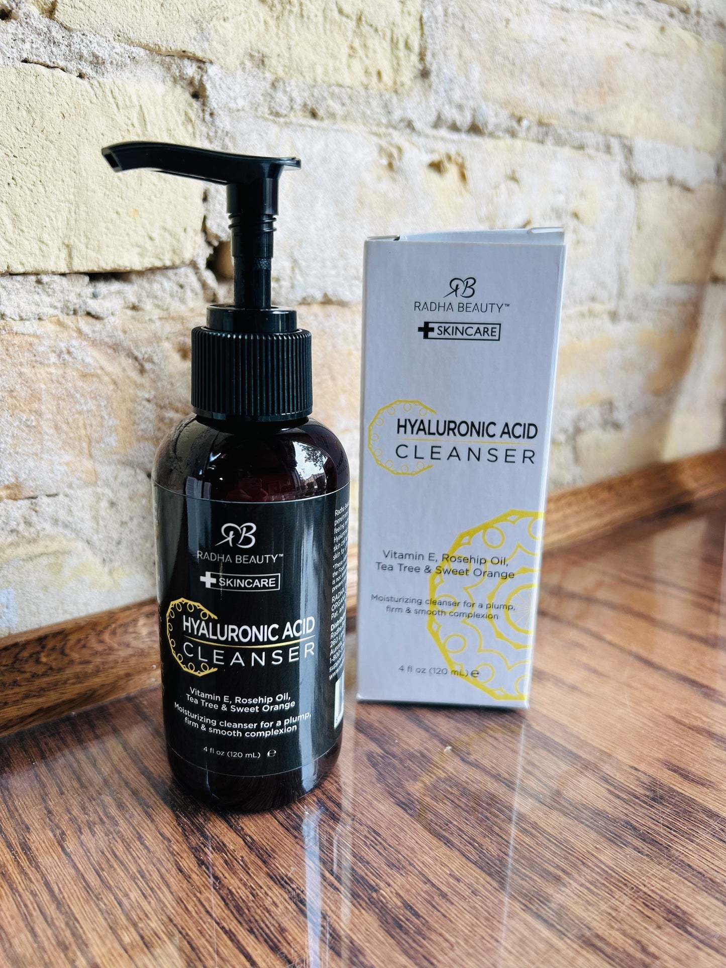 Hyaluronic acid cleanser - Radha beauty
